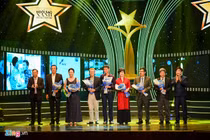 Trương Ngọc Ánh lạc giọng khi trao giải cho chồng cũ Trần Bảo Sơn