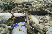 Dầu vón cục, chai lọ chữ TQ dạt suốt 7 km bờ biển miền Trung