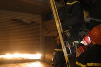 Cứu nạn 4 người mắc kẹt trong đám cháy ở Thái Hà