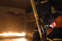 Cứu nạn 4 người mắc kẹt trong đám cháy ở Thái Hà