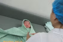 Xem Viện Phụ sản HN tắm cho bé sau sự cố