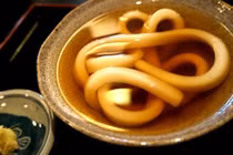 Độc đáo món mỳ 1 sợi như rắn cuộn trong bát tại Nhật Bản