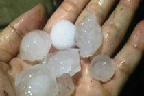 Mưa đá to như quả trứng gà đổ xuống Huế