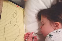 Bộ ảnh dụ con yêu 2 tuổi ngủ cực dễ thương