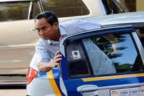 Thứ trưởng cười tươi đi taxi