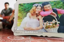 Treo ảnh cưới 2 năm, phát hiện không phải ảnh của mình 