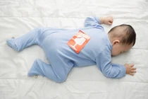 Cách sửa tật ngủ chổng mông lên trời cho bé