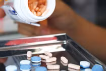 Hạ thi đua, chuyển công tác bác sĩ đòi chi đủ "hoa hồng"