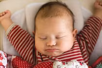 Những hậu quả nghiêm trọng khi cho bé nằm gối sớm