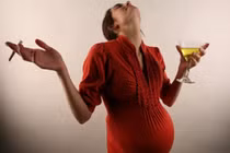 Càng trang điểm nhiều, càng dễ sinh quái thai