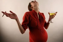 Càng trang điểm nhiều, càng dễ sinh quái thai