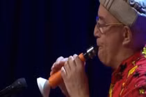 Cực dị và hài hước với màn thổi kèn cà rốt