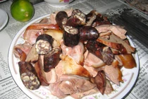 Nguy cơ sức khỏe rình rập do ăn thịt chó