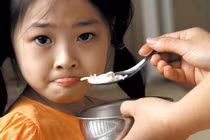 Những sai lầm khi cho bé ăn dặm gây chậm phát triển