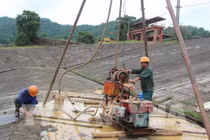 Khẩn cấp xử lý thấm đập chính Hồ Núi Cốc