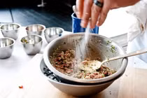 Đàn ông yếu sinh lý có thể do ăn quá mặn