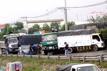 TP HCM: Tai nạn liên hoàn, quốc lộ 1 ùn ứ 