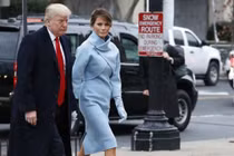 Bà Melania Trump mặc giống Jackie Kennedy ngày chồng nhậm chức 