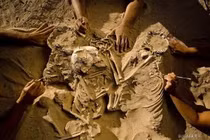 Chôn người chết xuống cát để... sống lại ở Bình Thuận