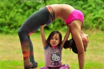 Chùm ảnh bé tập yoga cùng mẹ đẹp mê mẩn