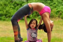Chùm ảnh bé tập yoga cùng mẹ đẹp mê mẩn