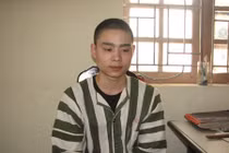 Lê Văn Luyện chăm chỉ dán mi giả trong tù