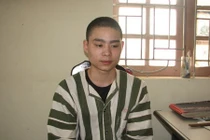 Lê Văn Luyện chăm chỉ dán mi giả trong tù