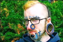 Hãi hùng "nghệ thuật" nong lỗ tai to bằng... trôn chén