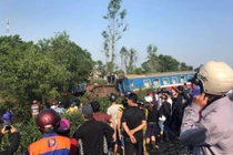 Clip hiện trường tàu hỏa trật bánh do đâm xe tải ở Huế