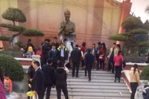 Hàng vạn người về đền thờ Trạng Trình cầu tài, danh vọng 