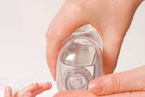 Cách xử lý khi dầu gió vào mắt trẻ nhỏ