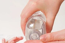 Cách xử lý khi dầu gió vào mắt trẻ nhỏ