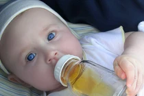 Hiểm họa khi trẻ dưới 1 tuổi uống nước ép trái cây