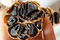 Sự thật về công dụng của tỏi đen làm bằng nồi cơm điện