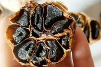 Sự thật về công dụng của tỏi đen làm bằng nồi cơm điện