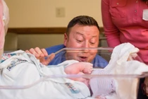 Chùm ảnh chồng khóc khi vợ sinh con gây xúc động mạnh 