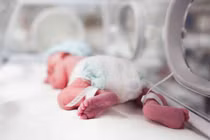 Bé nhiễm trùng máu được chữa thế nào để tránh tử vong