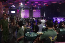 100 cảnh sát ập vào quán bar Sài Gòn trong đêm