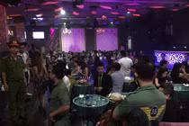 100 cảnh sát ập vào quán bar Sài Gòn trong đêm