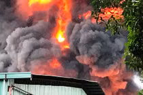 Cháy cực lớn, thiêu rụi hàng trăm mét vuông kho chứa hoá chất