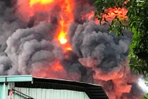 Cháy cực lớn, thiêu rụi hàng trăm mét vuông kho chứa hoá chất