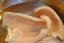 Chi tiết cách khử mùi hôi tai lợn rất đơn giản 