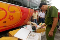 Gần nửa tấn chân gà xúc xích không nguồn gốc suýt lên bàn nhậu