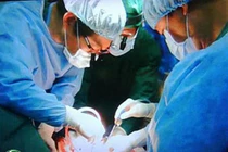 Tái tạo bàng quang cho bé bị bác sĩ cắt nhầm 