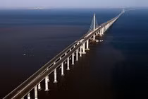 Xây dựng cầu vượt biển dài nhất Việt Nam