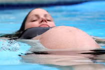 Những động tác massage giúp mẹ bầu tự xoay ngôi thai