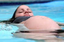 Những động tác massage giúp mẹ bầu tự xoay ngôi thai