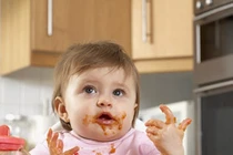 Sai lầm tuyệt đối phải tránh khi cho bé ăn