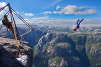 Rợn người nhảy dù từ vách núi tử thần 