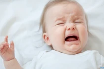 Hậu quả khó lường khi mặc kệ con khóc rồi tự nín